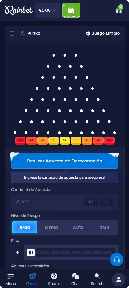Interfaz de juego de Plinko con bajo nivel de riesgo que muestra ranuras multiplicadoras que van desde 0,5x a 5,6x