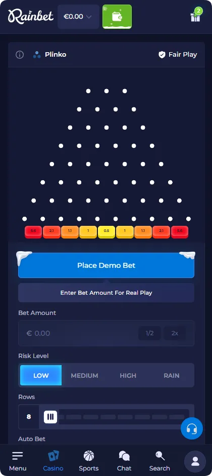 Plinko-spelinterface met een laag risiconiveau, waarop vermenigvuldigingsvakjes van 0,5x tot 5,6x worden weergegeven