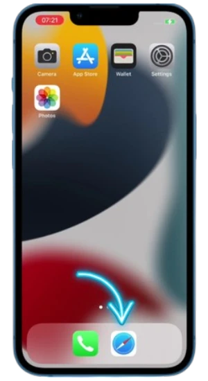 Gros plan d'un écran d'iPhone avec une flèche bleue pointant vers l'icône du navigateur Safari pour ouvrir le site Rainbet.