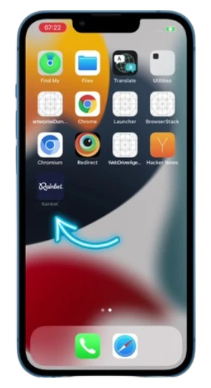 Un écran d'accueil d'iPhone montrant la nouvelle icône sombre de Rainbet installée, indiquée par une flèche bleue.
